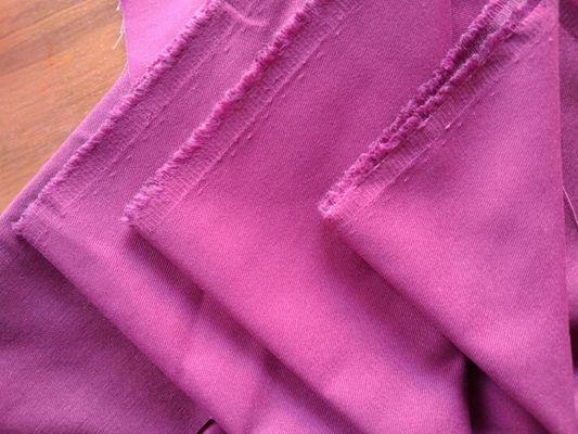 Tintura semplice 80% poliestere 20% cotone 255-260gm Twill abbigliamento da lavoro tessuto con rifinitura di pesca